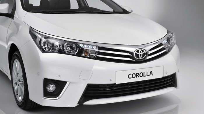 Με τον όρο «Under Priority», η Toyota υπαγορεύει το σχέδιο στον εμπρόσθιο προφυλακτήρα με τη μεγάλη εισαγωγή αέρα στο κάτω μέρος, που τονίζει το δυναμ